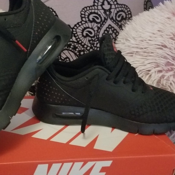 Nike Tavas (SOLD) - Picture 4 of 7